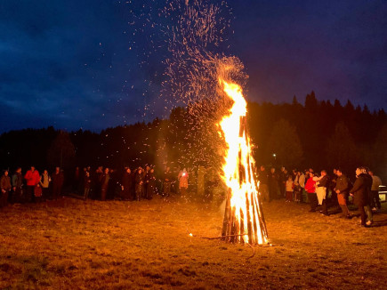 Összetartozás lángja a Rugát-tetőn